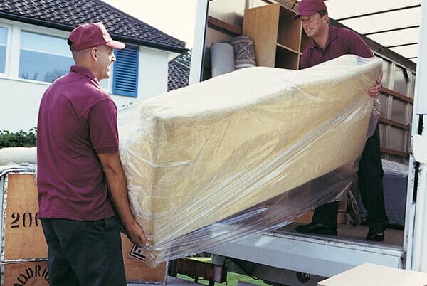 movers loading truck Thinkstock 680x402